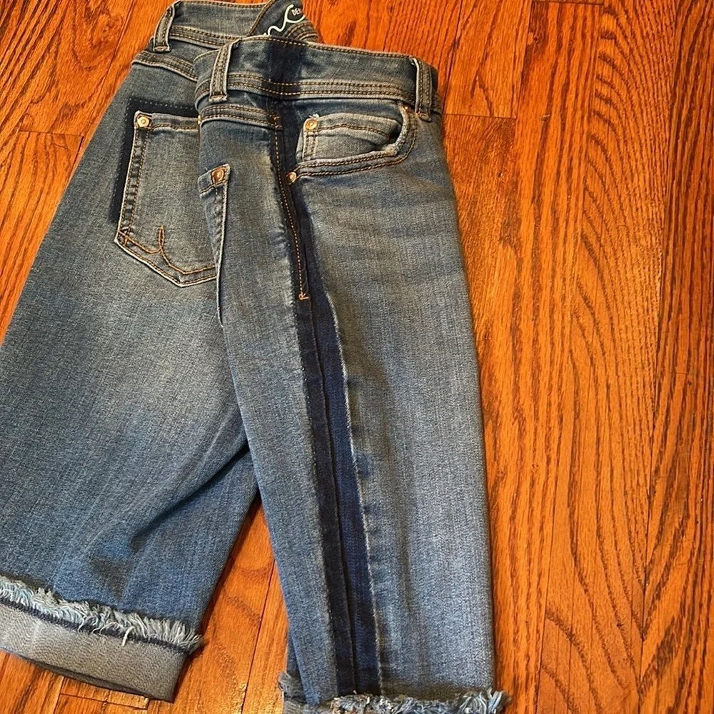 EUC Inc International Concepts Distressed Denim Cuff Shorts Size 6 - Picture 15 of 17